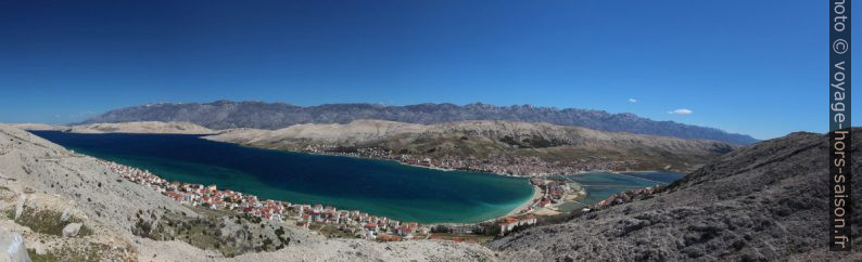 Paški Zaljev et Grad Pag. Photo © André M. Winter