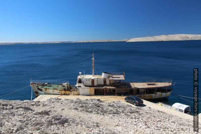 Ferry rouillé à l'embarcadère Fortica. Photo © André M. Winter