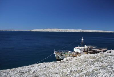 Vieux Ferry à l'embarcadère Fortica dans la baie Dinjiška. Photo © Alex Medwedeff