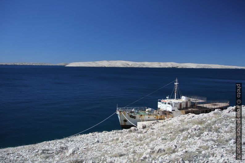 Vieux Ferry à l'embarcadère Fortica dans la baie Dinjiška. Photo © Alex Medwedeff