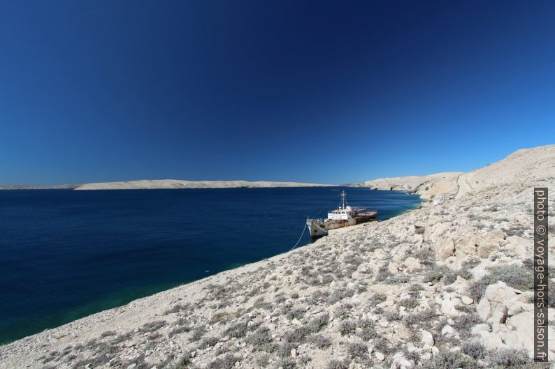 Vieux Ferry dans la baie Dinjiška Uvala. Photo © André M. Winter