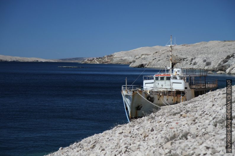 Vieux ferry dans la baie Dinjiška Uvala. Photo © Alex Medwedeff