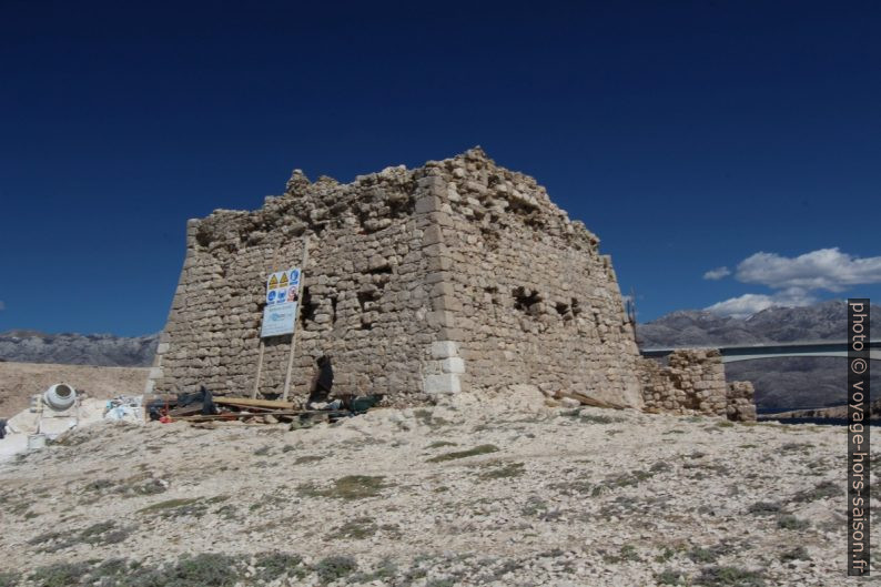 Ruine de la forteresse Sanacija Fortice. Photo © André M. Winter