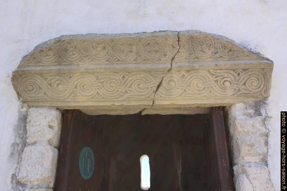 Linteau du haut moyen-âge de l'église crkva Sv. Križa. Photo © André M. Winter