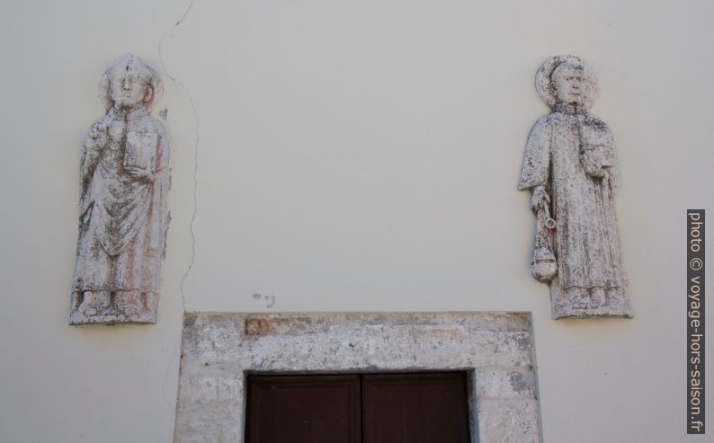 Porte latérale avec des figures. Photo © André M. Winter