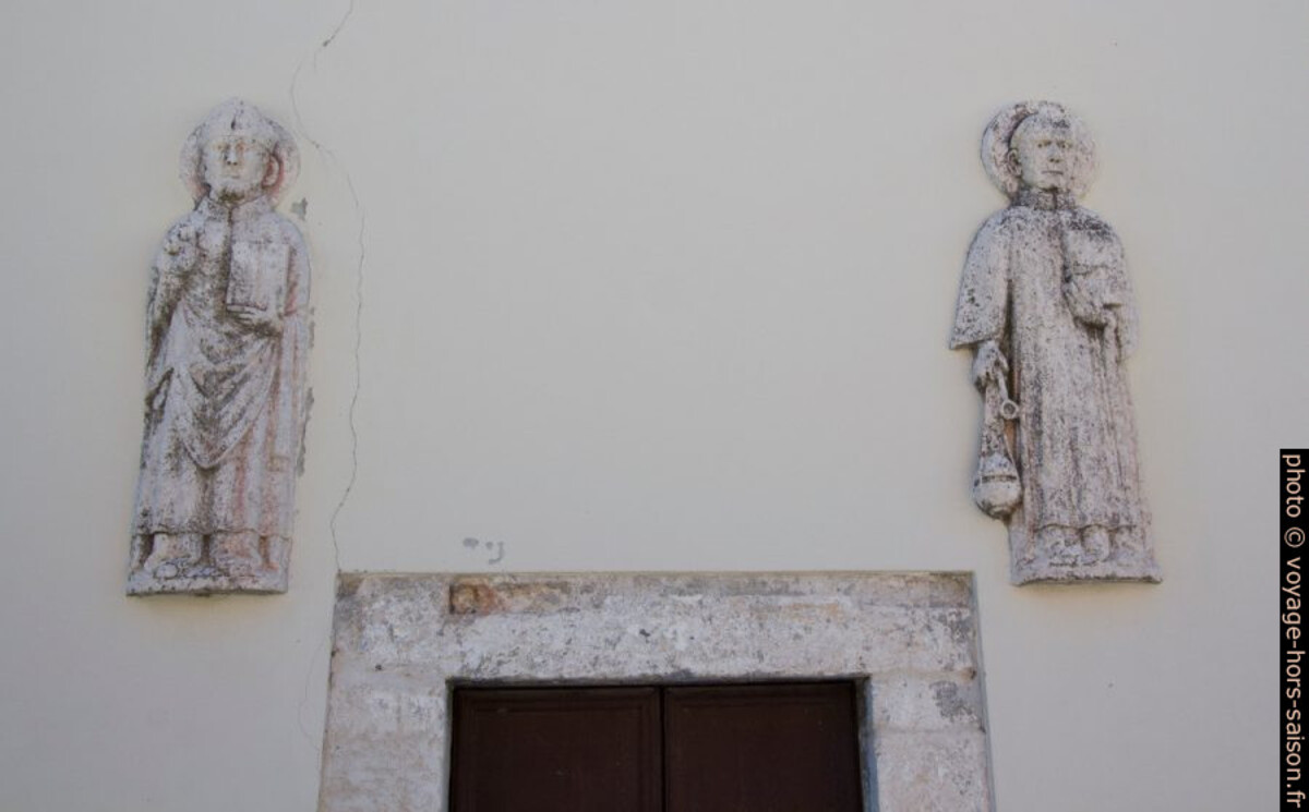 Porte latérale avec des figures. Photo © André M. Winter