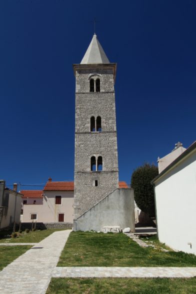 Zvonik župne crkve sv. Anselma. Photo © André M. Winter