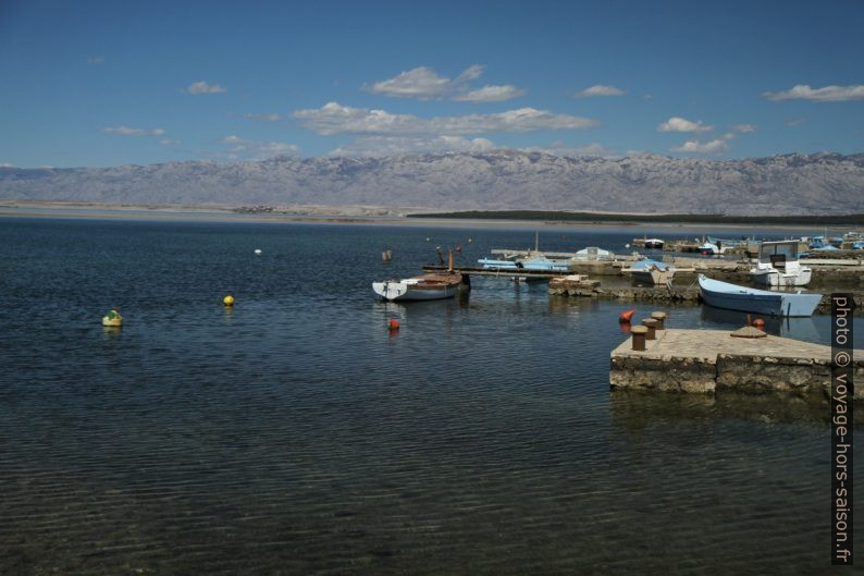 Massif de Velebit des bateaux de pèche de Nin. Photo © Alex Medwedeff