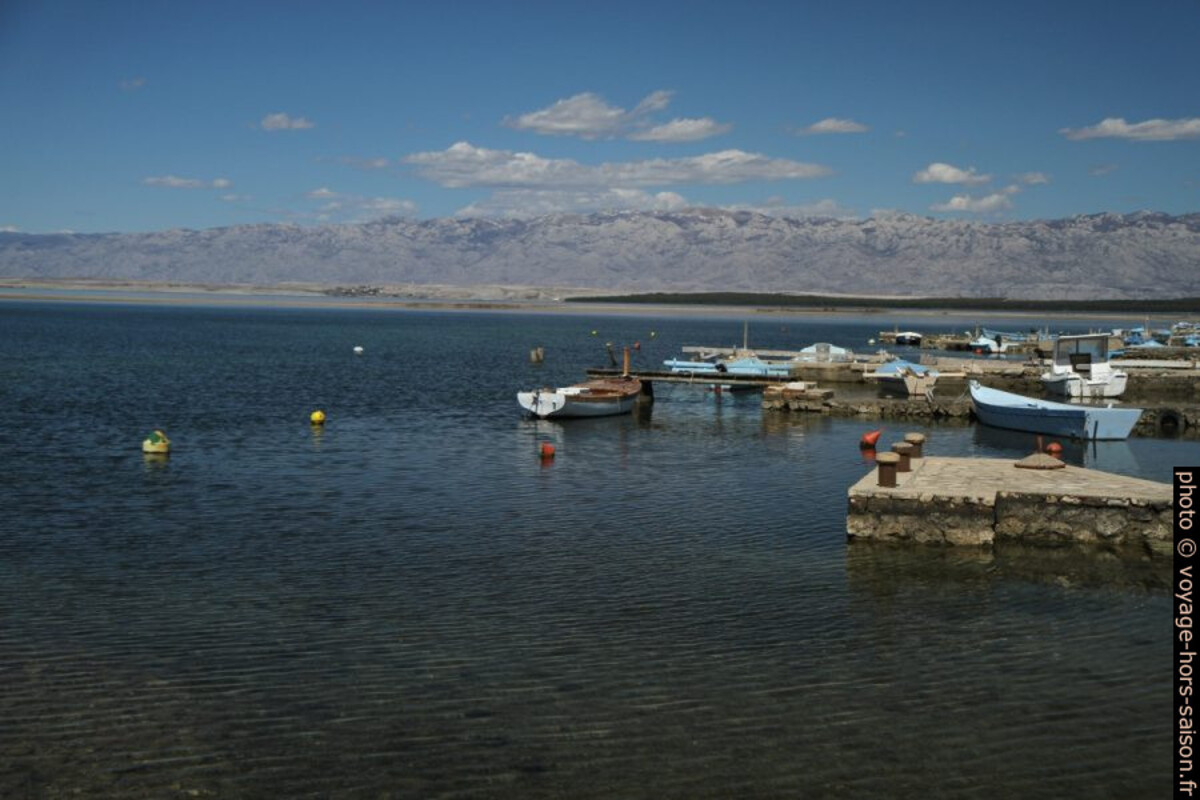 Massif de Velebit des bateaux de pèche de Nin. Photo © Alex Medwedeff