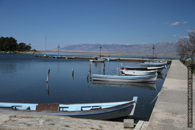 Bateaux dans le port dans la lagune de Nin. Photo © André M. Winter