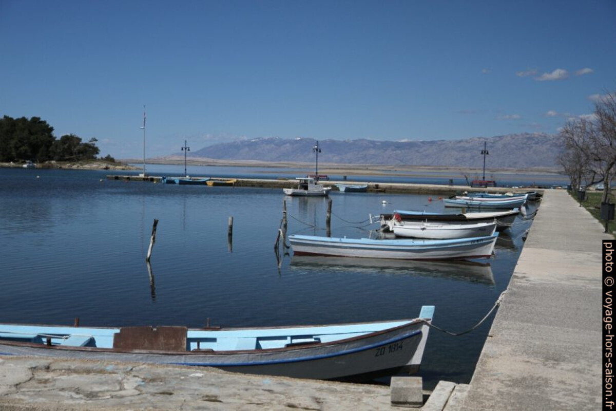 Bateaux dans le port dans la lagune de Nin. Photo © André M. Winter