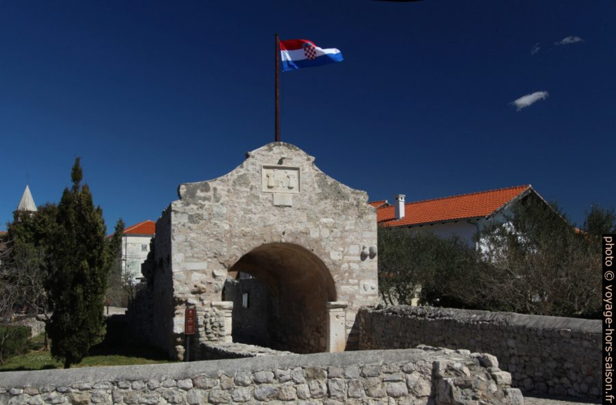 Porte de ville basse de Nin avec drapeau croate. Photo © André M. Winter