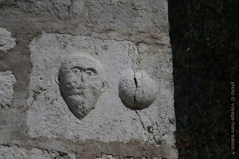 Anciennes sculptures sur la porte de ville basse de Nin. Photo © Alex Medwedeff