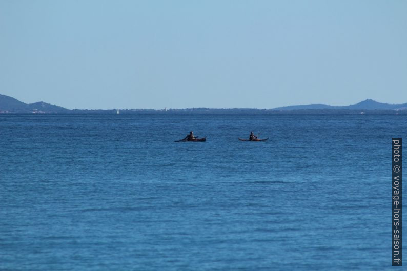 Deux kayakistes au large de l'île de Vir. Photo © André M. Winter