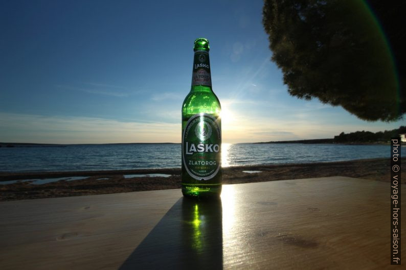 Bierre Laško Zlatorog à la plage de Šimuni. Photo © André M. Winter