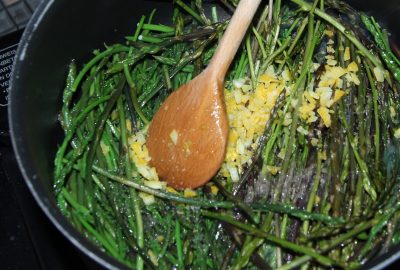 Cuisson des asperges sauvages avec du zeste de citron. Photo © André M. Winter