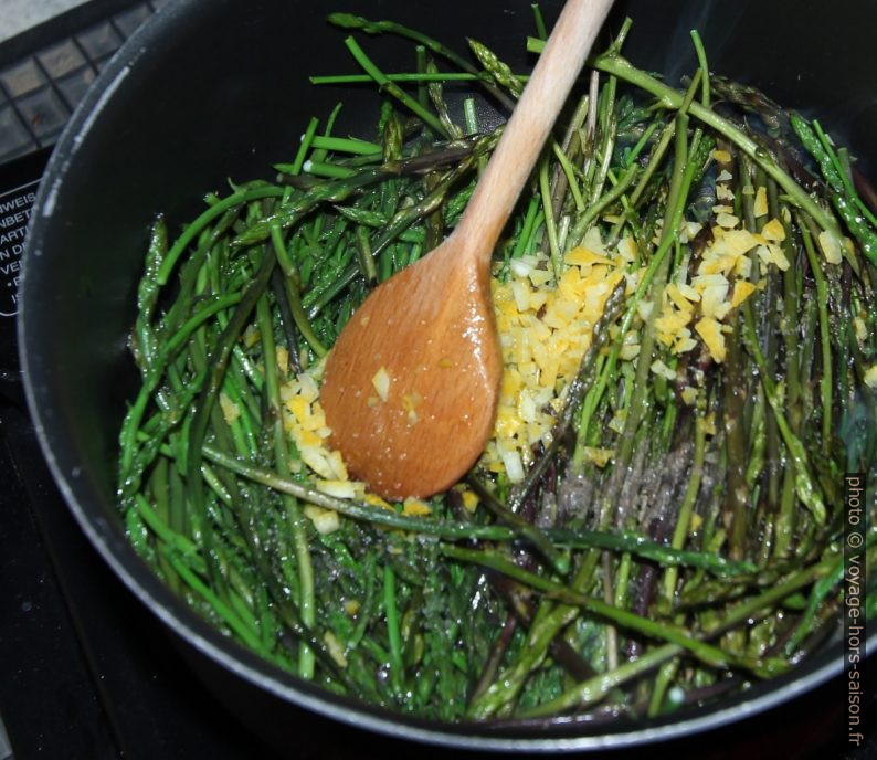 Cuisson des asperges sauvages avec du zeste de citron. Photo © André M. Winter