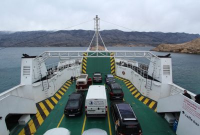 Pont des voitures sur le ferry Cres. Photo © André M. Winter