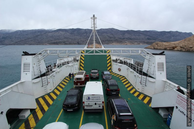 Pont des voitures sur le ferry Cres. Photo © André M. Winter