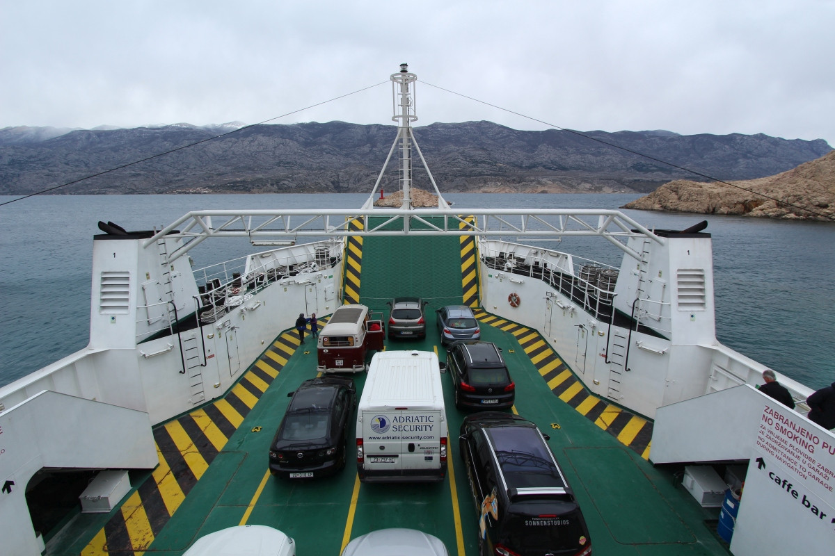 Pont des voitures sur le ferry Cres. Photo © André M. Winter