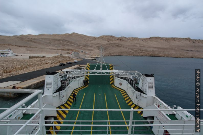 Poupe du ferry Cres en quittant l'Île de Pag. Photo © André M. Winter