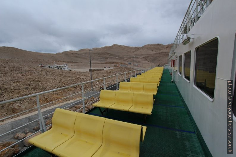 Sièges extérieurs et les flancs arides de l'Île de Pag. Photo © André M. Winter