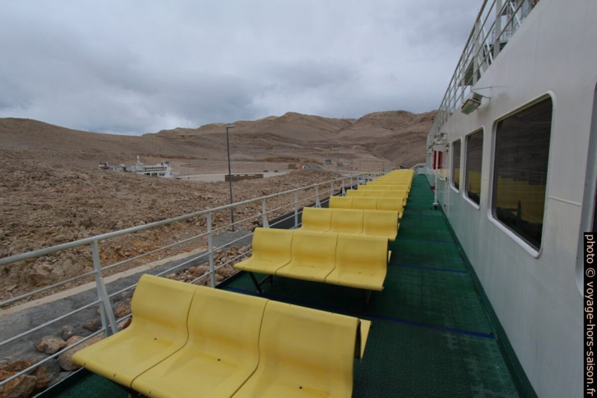 Sièges extérieurs et les flancs arides de l'Île de Pag. Photo © André M. Winter