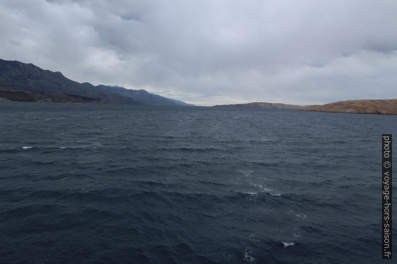 Vue vers le sud dans le Canal de Pag. Photo © André M. Winter