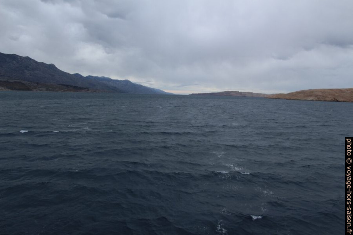 Vue vers le sud dans le Canal de Pag. Photo © André M. Winter