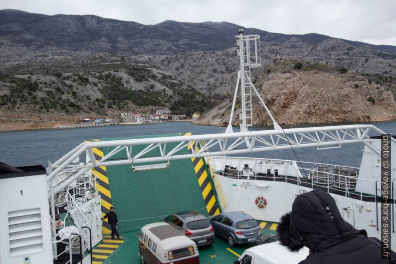 Arrivée du ferry Cres au port de Prizna. Photo © André M. Winter