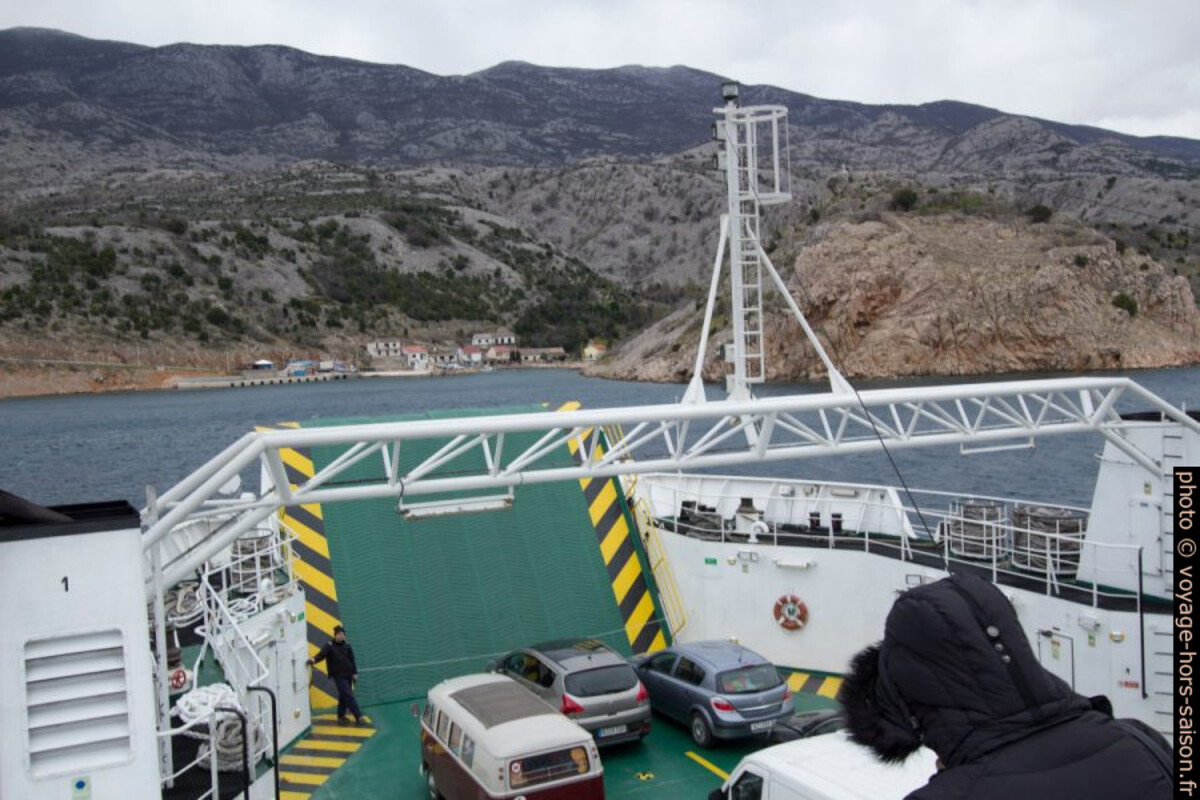 Arrivée du ferry Cres au port de Prizna. Photo © André M. Winter