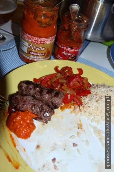 Ćevapčići avec du riz, des poivrons et ajvar. Photo © André M. Winter