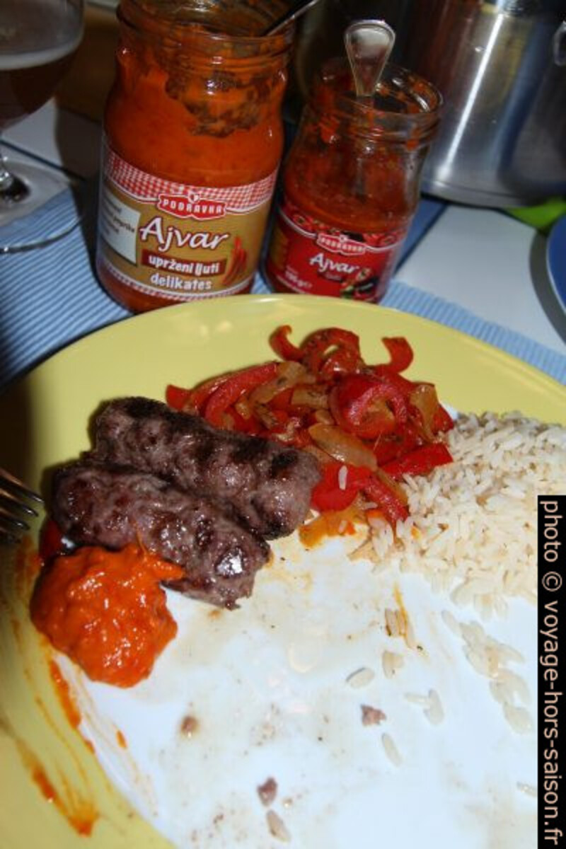Ćevapčići avec du riz, des poivrons et ajvar. Photo © André M. Winter