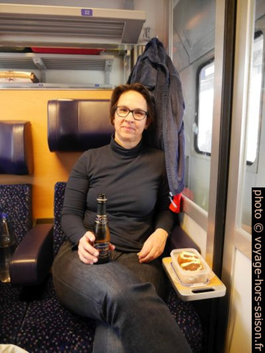 Alex heureuse de partir et avec une mini-bouteille de champagne. Photo © André M. Winter