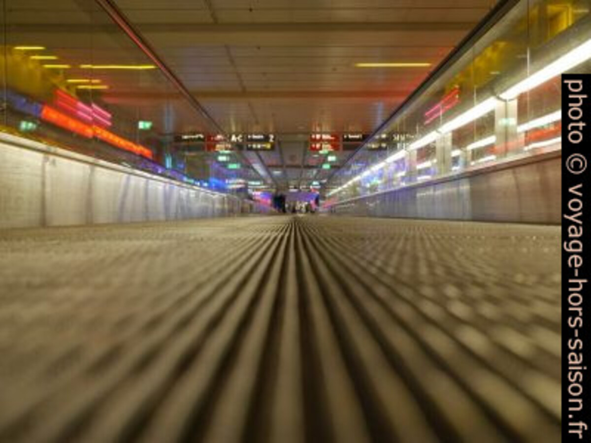 Travelator du terminal 1 de l'aéroport de Munich vu en contre-plongée. Photo © André M. Winter