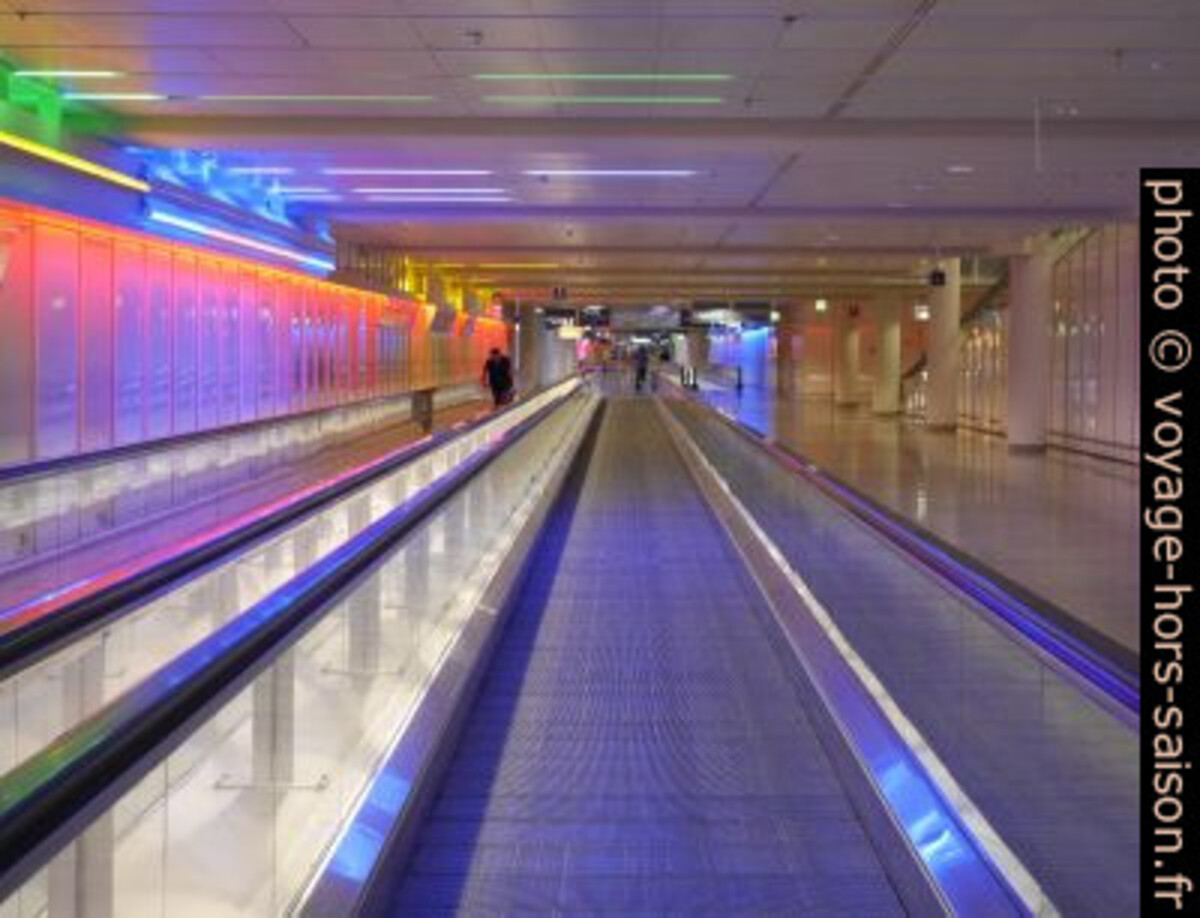 Couloir dans le terminal 1 de l'aéroport de Munich. Photo © André M. Winter