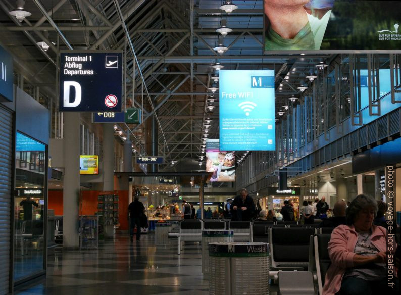 Zone d'attente du terminal 1 de l'aéroport de Munich. Photo © André M. Winter