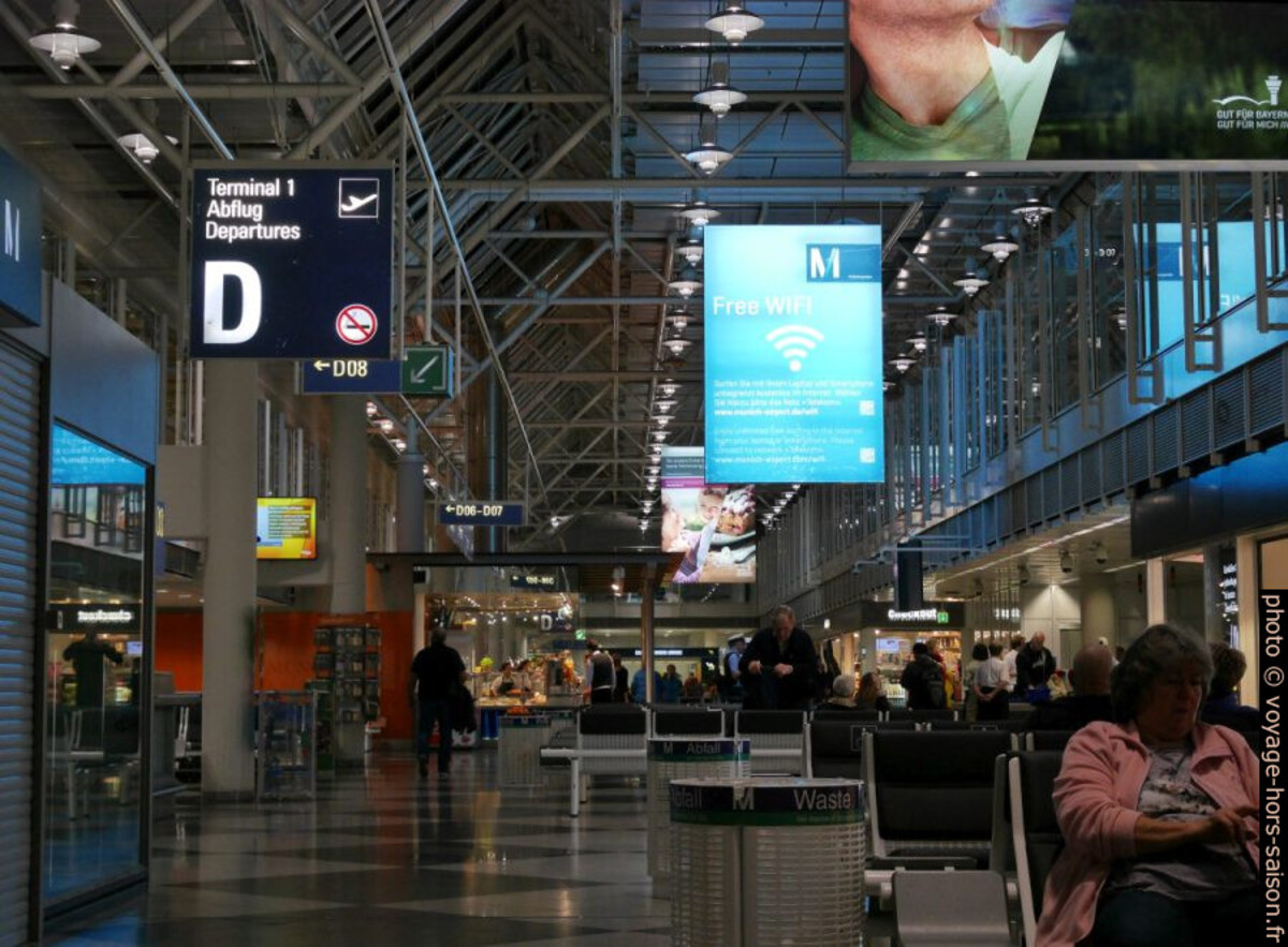 Zone d'attente du terminal 1 de l'aéroport de Munich. Photo © André M. Winter