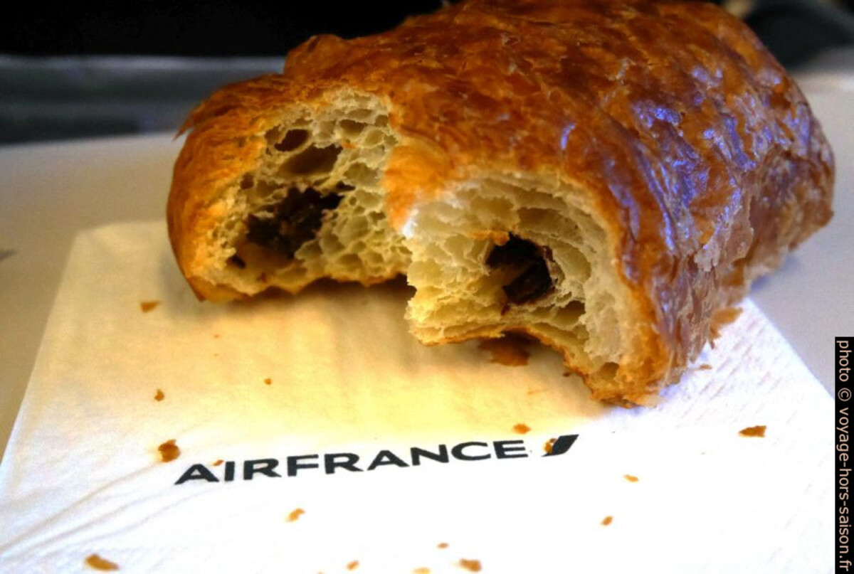 Pain au chocolat servi le matin sur le vol Munich - Paris. Photo © André M. Winter
