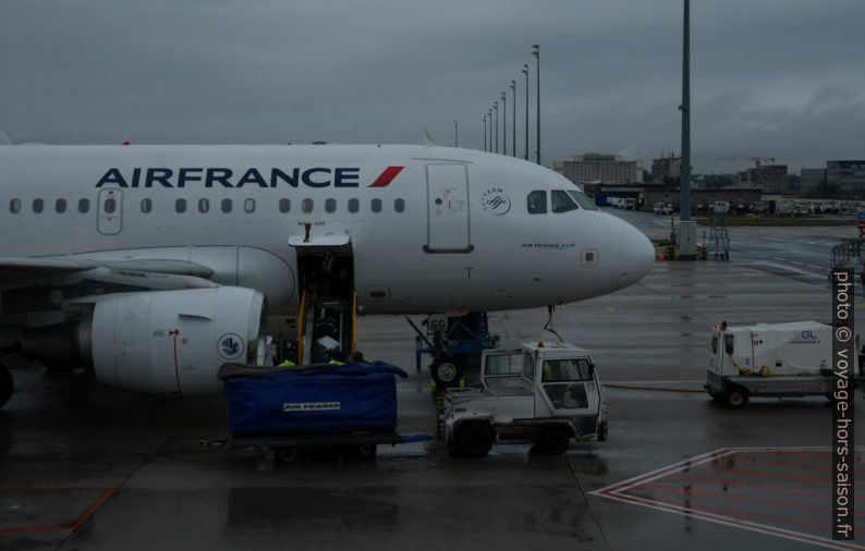 Airbus A318 d'AirFrance à CGD sous la pluie. Photo © André M. Winter