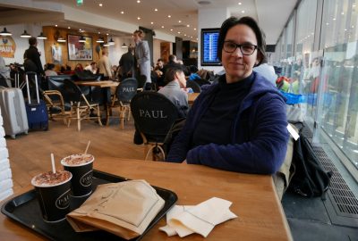 Alex en attente au café Paul à l'aéroport d'Orly. Photo © André M. Winter