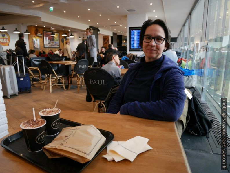 Alex en attente au café Paul à l'aéroport d'Orly. Photo © André M. Winter