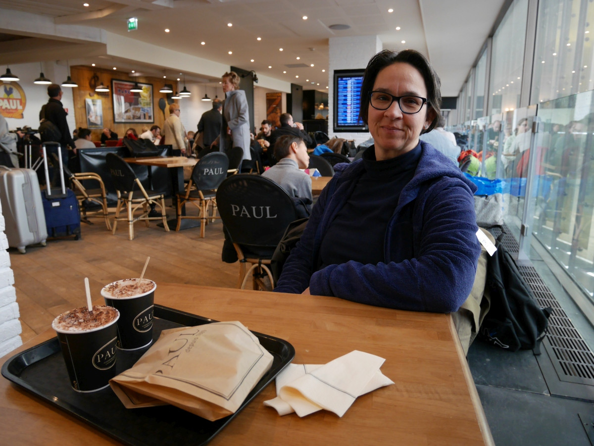 Alex en attente au café Paul à l'aéroport d'Orly. Photo © André M. Winter