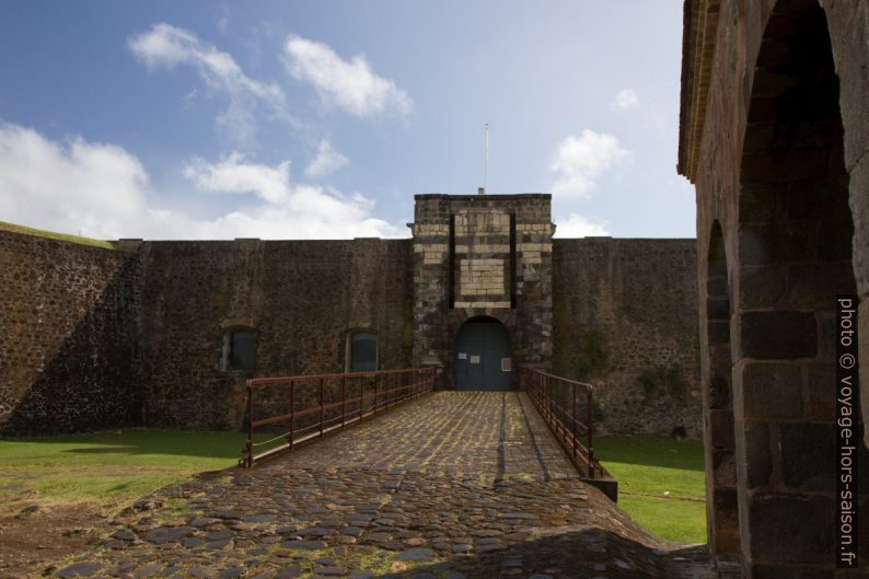 Portail principal du Fort Louis Delgrès. Photo © Alex Medwedeff