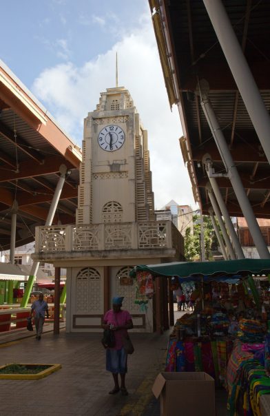 Horloge de l'ancienne halle du marché de Basse-Terre. Photo © Alex Medwedeff