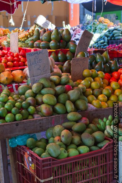 Stand de fruits au marché de Basse-Terre. Photo © Alex Medwedeff