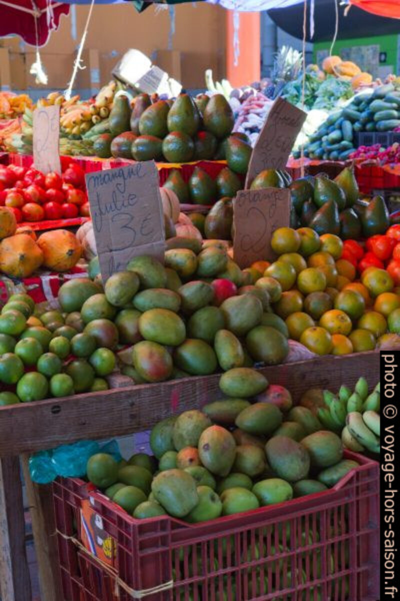 Stand de fruits au marché de Basse-Terre. Photo © Alex Medwedeff