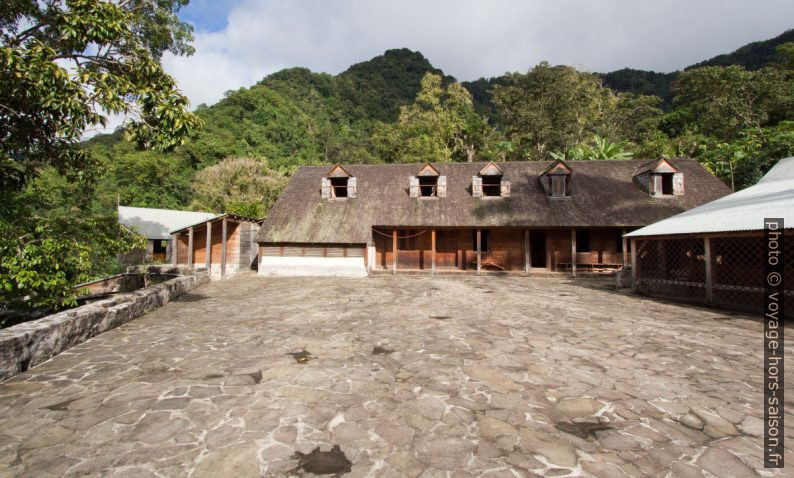 Grande cour de l'habitation la Grivelière. Photo © André M. Winter