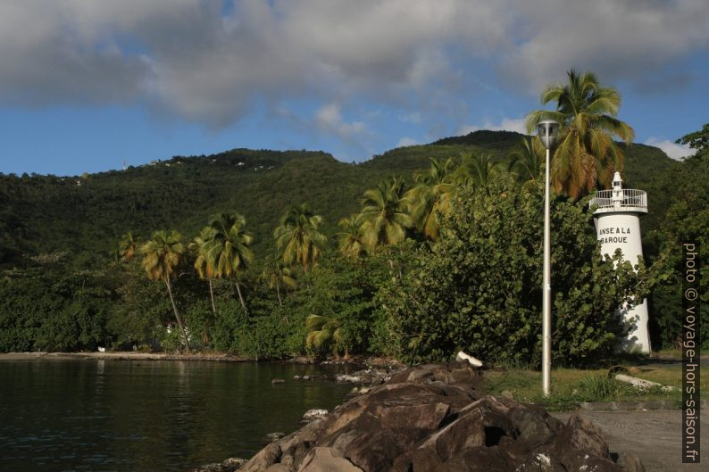 Anse à la Barque et son phare. Photo © Alex Medwedeff