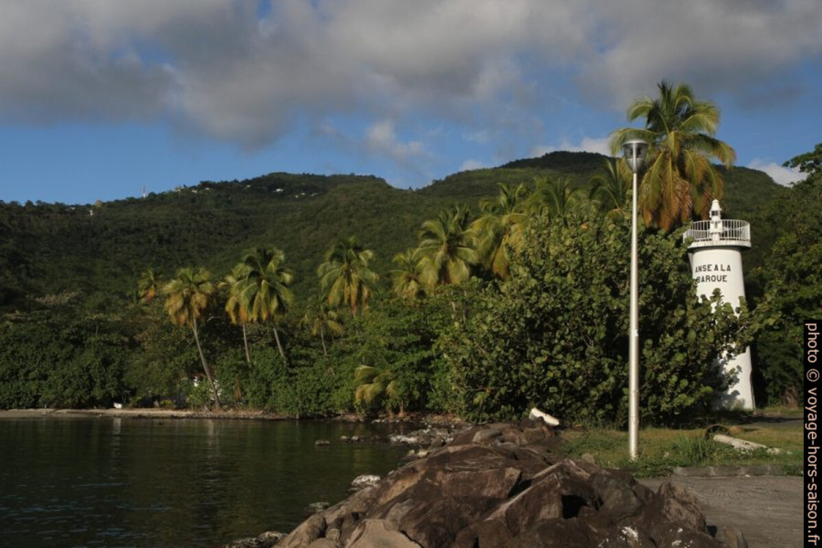Anse à la Barque et son phare. Photo © Alex Medwedeff